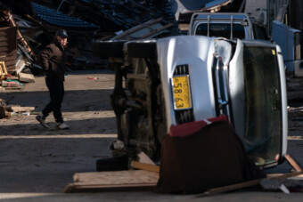 Félelmetes látvány, ahogy a földrengés mozgatta az autókat