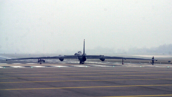 Egy izomautó segítsége nélkül képtelen leszállni a legendás kémrepülő 1 | Vezess Egy izomautó segítsége nélkül képtelen leszállni a legendás kémrepülő 1