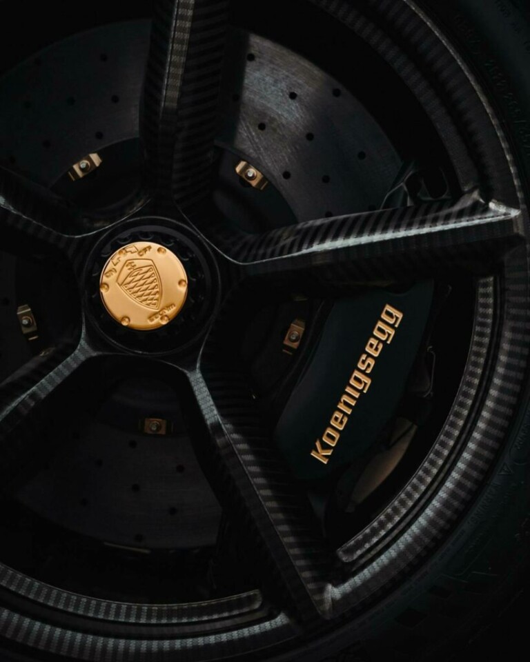 Eszméletlen, ahogy valódi arannyal díszítik az új hipersportautót 7