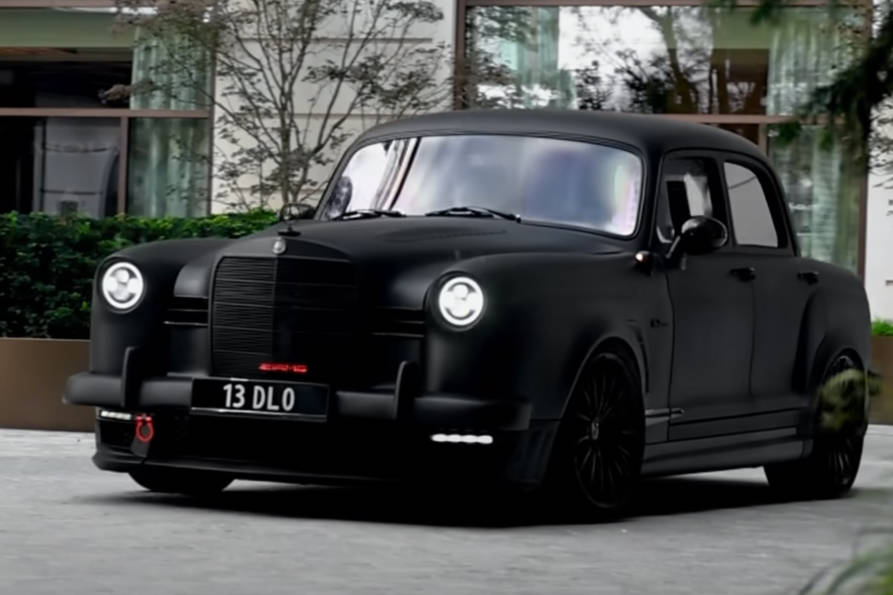 Veteránnak tűnik pedig modern gonosz vadállat ez a Mercedes