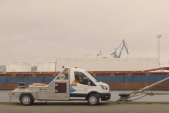 Villanyautó segíti a gigantikus konténerhajók kikötését Dániában