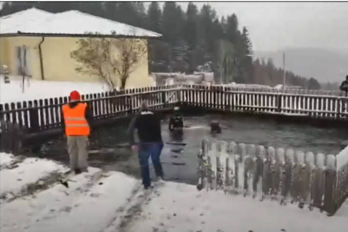 Jeges fürdőt kapott két raliversenyző egy elnézett kanyar után