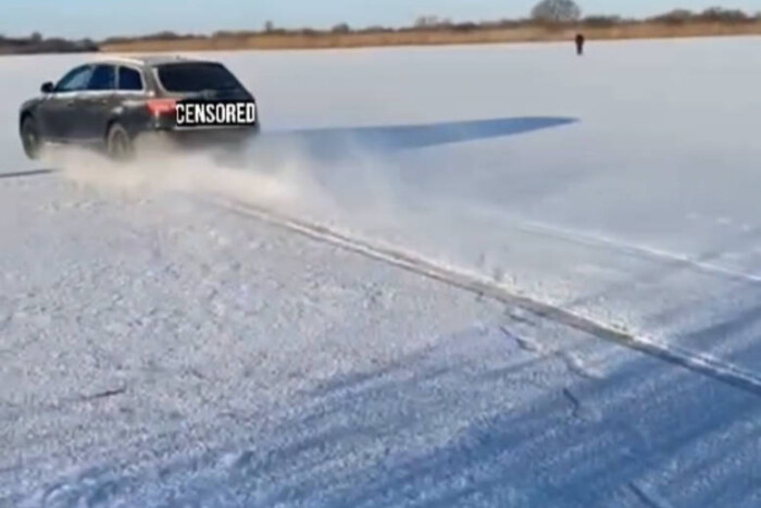 Orosz autós mutatja meg, miért eszement ötlet befagyott folyón driftelni