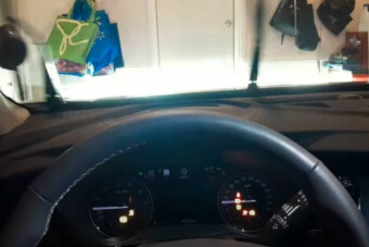 Ezt a hibát nem hiszed el, minden gombra dudál az autó