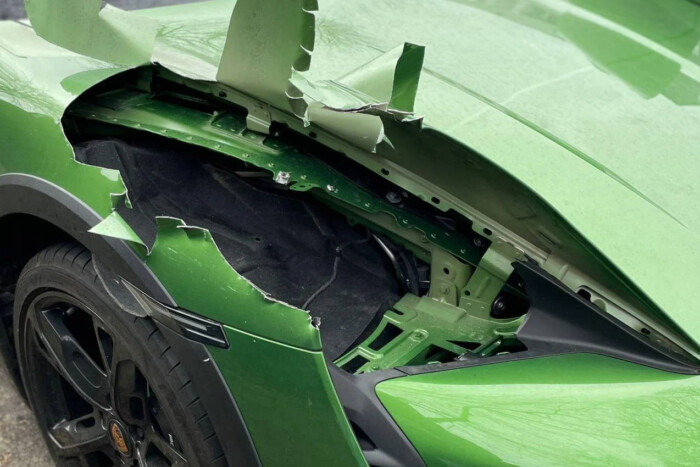 Brutálisan kitépték egy utcán álló Porsche „szemeit”