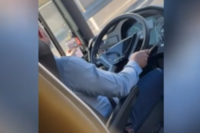 Százas tempónál mobilozgatott egy buszsofőr Budapest felé
