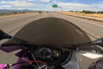 A neten osztotta meg, ahogy 270 km/órával kerülgeti az autókat