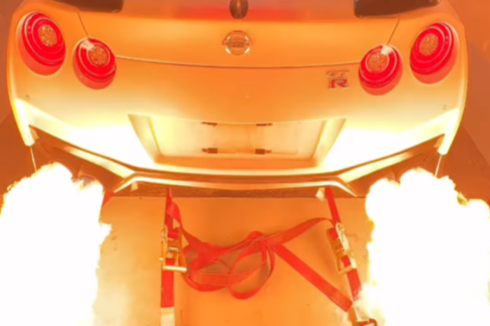 Tűzokádó sárkány lett a Nissan GT-R a végén el kellett oltani
