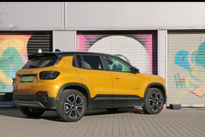 Nyomokban terepjárót tartalmaz 16