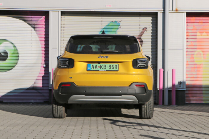 Nyomokban terepjárót tartalmaz 8