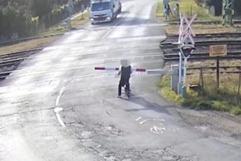 Nekirongyolt a sorompónak az elektromos biciklijével, majd félredobta