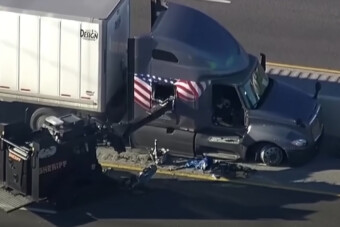 Hiába rombolta le a SWAT a fülkét, a kamionos csak nyomta a gázt