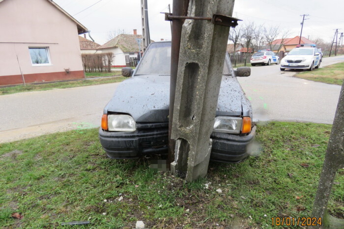 Gyáván elfutott, miután összetörte a lopott autót 1