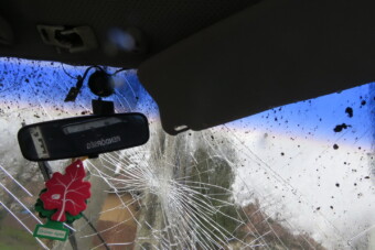 Gyáván elfutott, miután összetörte a lopott autót