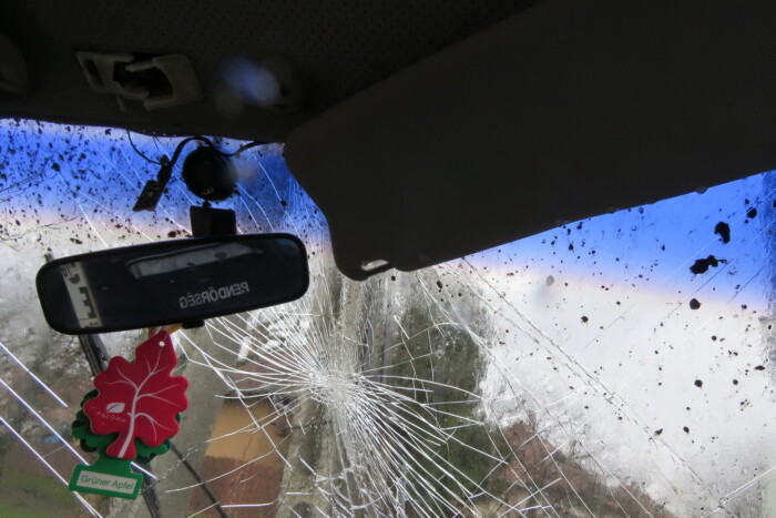 Gyáván elfutott, miután összetörte a lopott autót