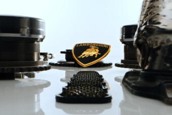 Csakis lépésben halad a legújabb Lamborghini