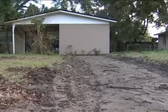 Ritkán látni ilyet: az egész kocsifelhajtót ellopták egy ház elől