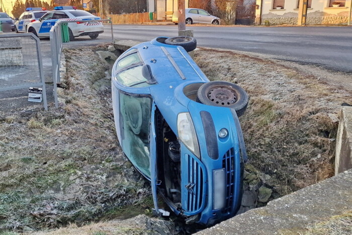 Emlékezetből vezetett a 87-es úton, az árokban kötött ki 1