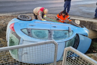 Emlékezetből vezetett a 87-es úton, az árokban kötött ki