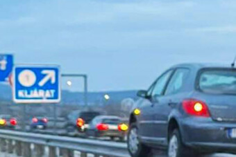 A hétfő látványossága lett egy autós az M0-M1 elágazásánál