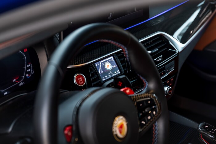 Szupersportkocsikat uzsonnázik ez a BMW 10