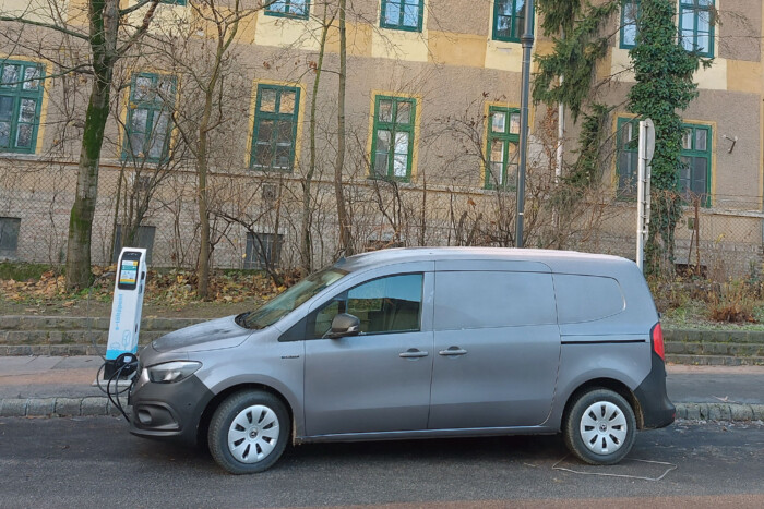 Nem túl drága egy Mercedes futárkodni? 16