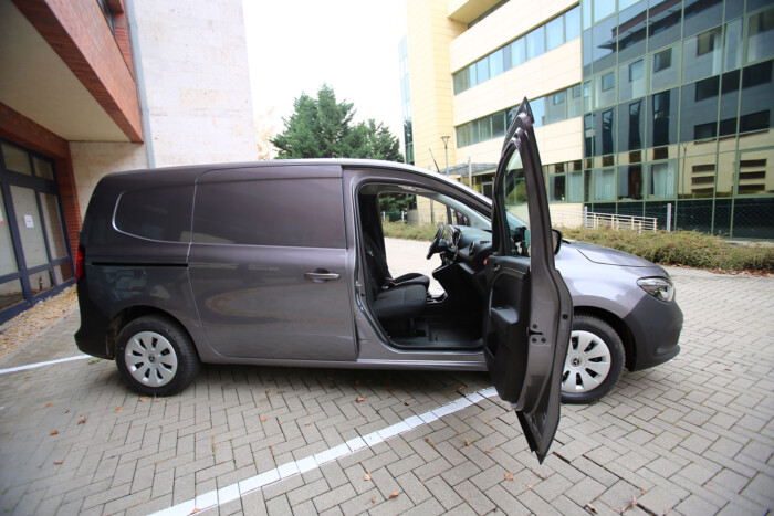 Nem túl drága egy Mercedes futárkodni? 18