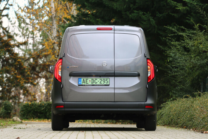 Nem túl drága egy Mercedes futárkodni? 17