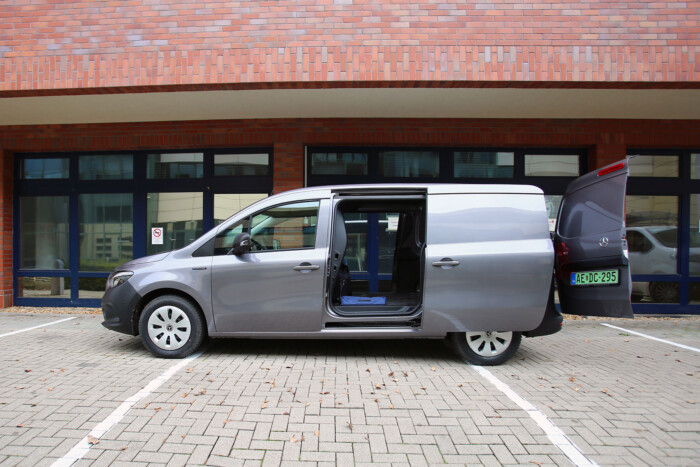 Nem túl drága egy Mercedes futárkodni? 13