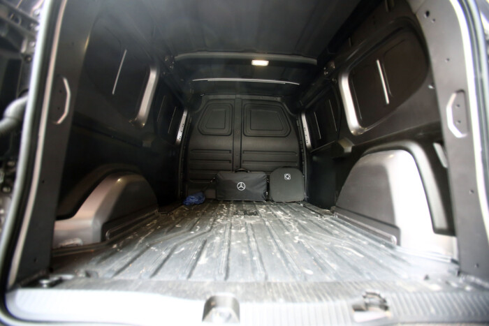 Nem túl drága egy Mercedes futárkodni? 10