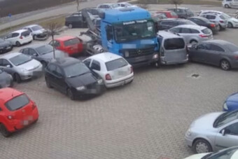 13 autót zúzott le egy konténerszállító Mosonszolnokon