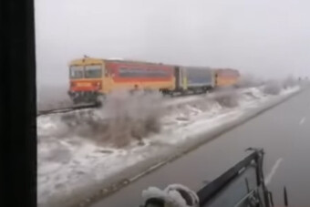 Valaki hívja fel Vin Dieselt, mert ahogy az MTZ előzi a MÁV-ot, az filmbe illő