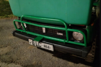 A rendőrök azonnal észrevették, hogy nem stimmel valami ezzel a rendszámmal