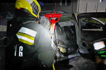 Leszúrtak egy autót a hazai tűzoltók, majd egy kádban 
