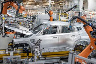 Robotmunkásokra bízzák a BMW-k gyártását