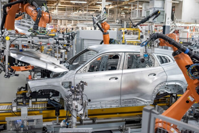 Robotmunkásokra bízzák a BMW-k gyártását