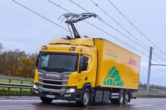 Áramszedős teherautó viszi a leveleket és a csomagokat