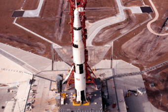 Rakétával visz a Hold sötét oldalára ez a luxusóra