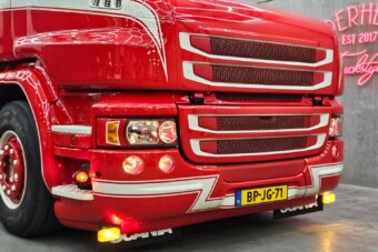 A dízel hőskorába repít vissza ez a nyerges vontató