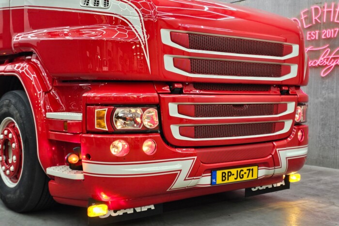 A dízel hőskorába repít vissza ez a nyerges vontató