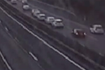 Már megint letarolta az álló sort egy autós az M1-esen