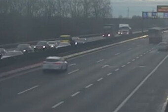 Levillogta a másik kamionost, majd beleszállt az álló sorba az M0-son