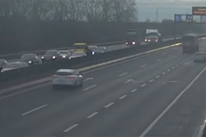 Levillogta a másik kamionost, majd beleszállt az álló sorba az M0-son