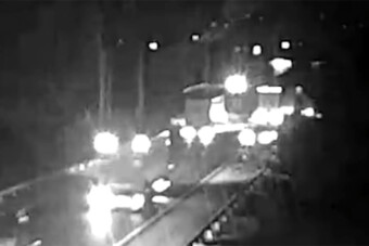 Nem elég, hogy felborították, még egy kamion is nekiment az M1-esen