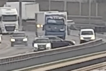 Egyszerre akart sávot váltani egy kamionnal az M0-son, rosszul járt