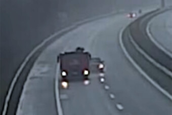 Előzés helyett nekiment a teherautónak az M7-esen