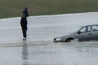 Korcsolyázni akart az autójával, de a jég másképp gondolta