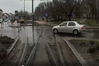 Mintha nem is létezne, úgy fütyülnek a villamosra Szegeden