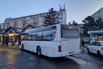 Egy busz tartja a szombathelyi pályaudvar tetejét