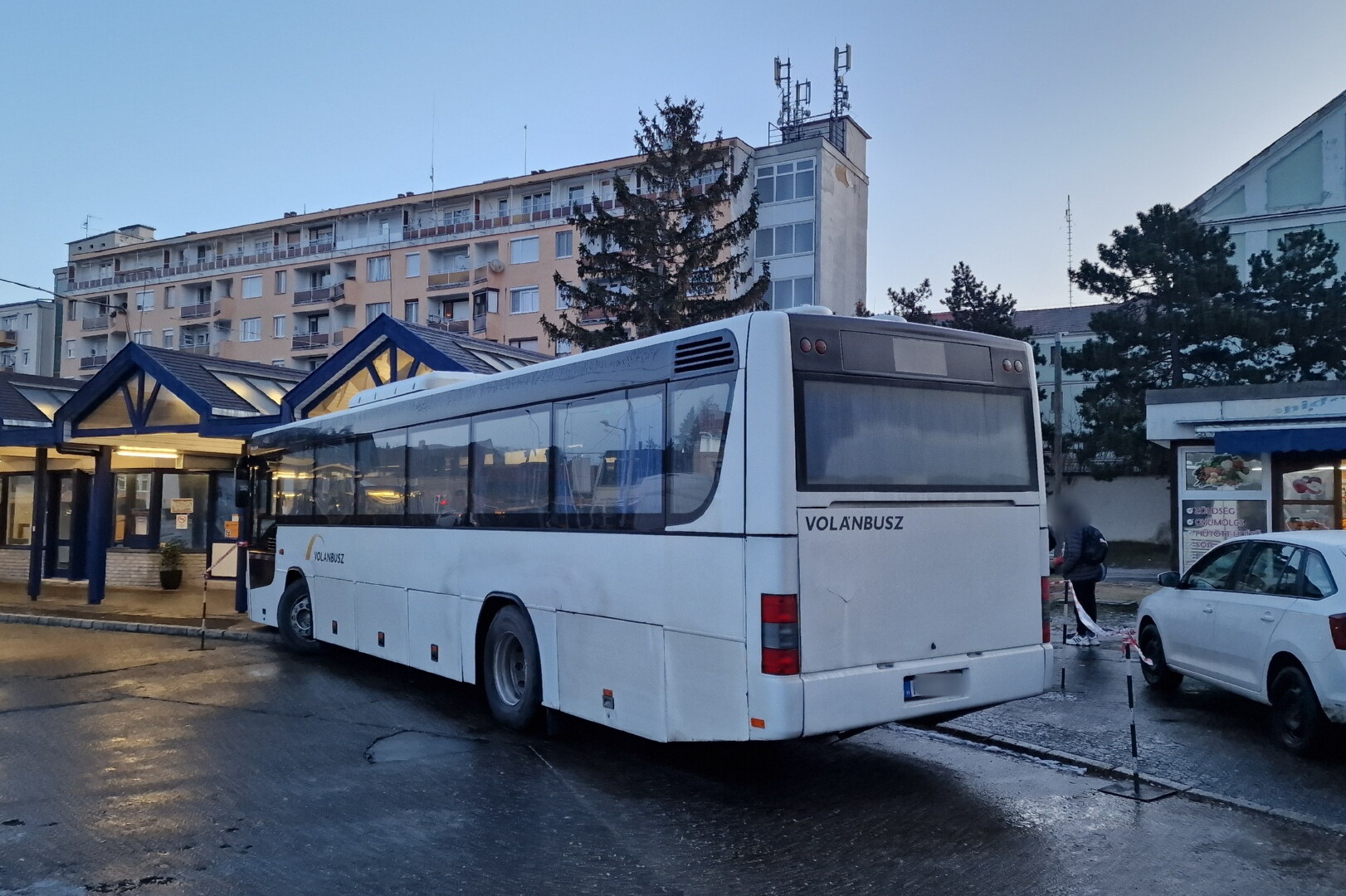 Egy busz tartja a szombathelyi pályaudvar tetejét